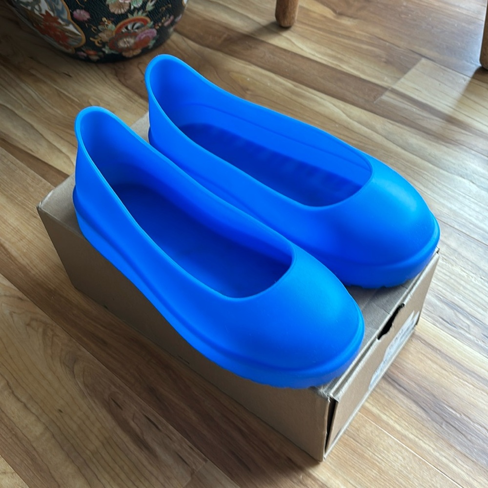 Blue UGG Guards Women’s size 9-11